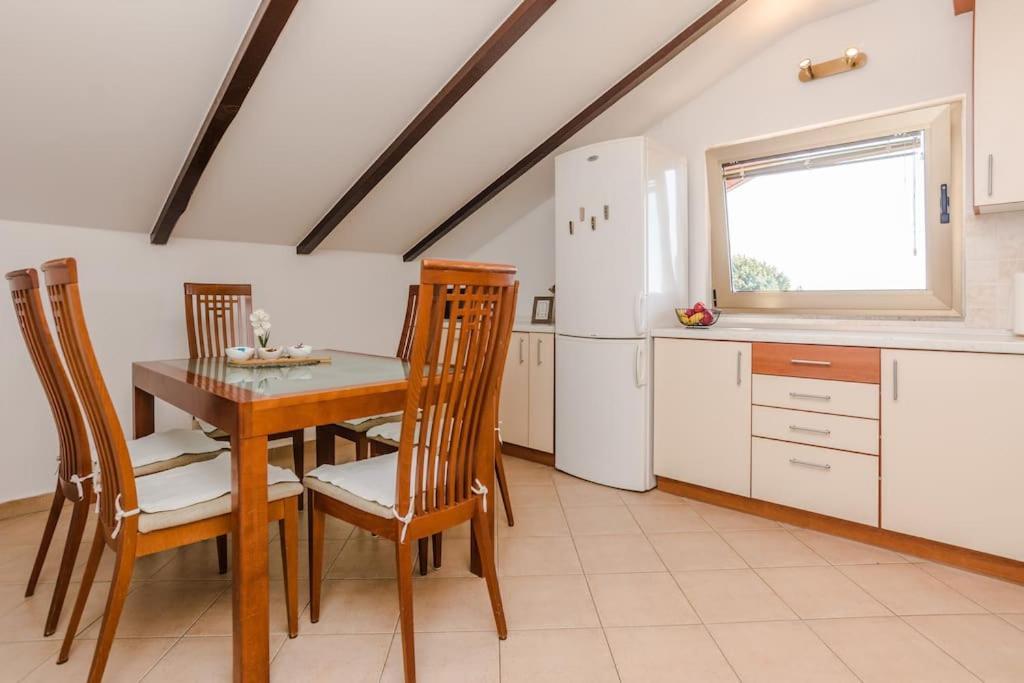 Apartment Roko - Up To 4 People With Free Parking Zadar Exterior photo